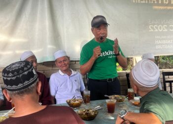 MUHYIDDIN Yassin (kanan) berinteraksi bersama penduduk di Kampung Limau Kasturi, Gua Musang, Kelantan hari ini.UTUSAN/AIMUNI TUAN LAH