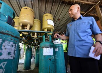 ARMIZAN Mohd. Ali ketika menyertai Op Tiris 3.0 membabitkan LPG di Lukut, Port Dickson hari ini.-UTUSAN/MOHD. SHAHJEHAN MAAMIN