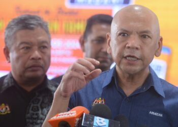 ARMIZAN Mohd. Ali diemui pemberita selepas menghadiri Karnival Jualan Rahmah Madani Negeri Sembilan 2024 di Port Dickson hari ini.-UTUSAN/MOHD. SHAHJEHAN MAAMIN.