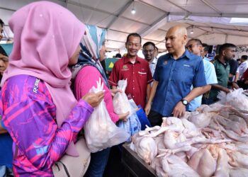 ARMIZAN Mohd. Ali bersama pengunjung yang hadir pada Karnival Jualan Rahmah Madani Negeri Sembilan 2024 di Port Dickson hari ini.-UTUSAN/MOHD. SHAHJEHAN MAAMIN.