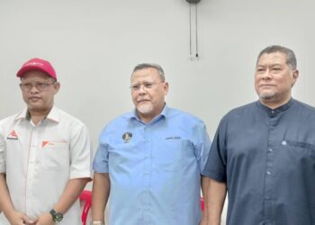 AMINOLHUDA HASSAN (tengah) ketika mengadakan sidang media di Parit Yaani hari ini.