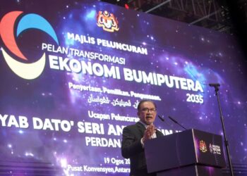 Anwar Ibrahim berucap pada Majlis Peluncuran Pelan Transformasi Ekonomi Bumiputera 2035 (PuTERA35) di Pusat Konvensyen Antarabangsa Putrajaya (PICC), hari ini. -UTUSAN/FAISOL MUSTAFA