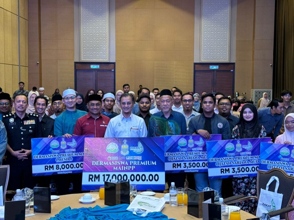 5,000 mahasiswa terima sumbangan RM17 juta 5,000 mahasiswa terima sumbangan RM17 juta
