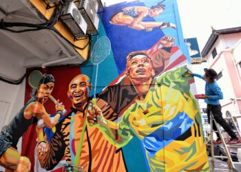 LAI Teo Kuan ketika membuat sentuhan terakhir bagi menyiapkan lukisan muralnya yang memaparkan legenda sukan negara di Lorong Seni Seremban, Seremban, Negeri Sembilan.-UTUSAN/MOHD. SHAHJEHAN MAAMIN.