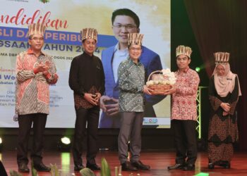 TIMBALAN Menteri Pendidikan , Wong Kah Woh merasmikan Karnival Pendidikan Murid Orang Asli dan Peribumi Peringkat Kebangsaan 2014 di Balai Budaya Tun Syed Nasir di sini hari ini. -UTUSAN/ AMIR KHALID