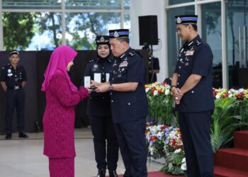 RUSDI Mohd Isa ketika menyerahkan anugerah Pingat Jasa Pahlawan Negara (PJPN) di Ibu Pejabat Polis Kontinjen (IPK) Kuala Lumpur di sini hari ini.