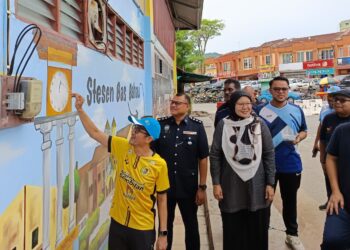 MOHD. Nazri Mulup (kiri) turut melukis mural sebagai simbolik merasmikan Program Hotspot Bandar Selamat, Jempol Time Tunnel 2024 (Local Agenda 21) dan Program Sosial dan Keselamatan Hotspot Bandar Selamat, di Bahau, Jempol hari ini.-UTUSAN/NOR AINNA HAMZAH.