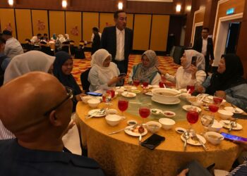 MUHAMAD Zaki Harun (berdiri) beramah mesra dengan wartawan Kelantan pada Malam Apresiasi Media bersama PDRM Kontinjen Kelantan 2024 di Kota Bharu, Kelantan malam tadi-UTUSAN/ROSLIZA MOHAMED.