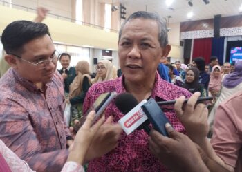 AMINUDDIN Harun ketika ditemui pemberita selepas menyampaikan insentif kepada penerima pada Seminar Pembangunan Kerjaya Negeri Sembilan 2024 dan Majlis Penyampaian Insentif Kecemerlangan Pelajar Sijil Pelajaran Malaysia (SPM) 2023 Negeri Sembilan di Seremban hari ini-UTUSAN/NUR SHARIEZA ISMAIL