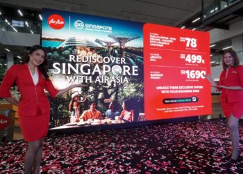 PRAMUGARI AirAsia menunjukkan kadar tambang khas penerbangan serendah RM78 sehala ke Singapura di AirAsia RedQ, Sepang, Selangor. - UTUSAN/FAISOL MUSTAFA