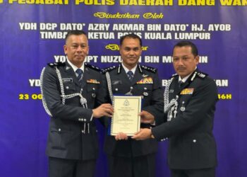 Nuzulan (kiri), Azry (tengah) dan Affendy (kanan) ketika Majlis Serah Terima Tugas di IPD Dang Wangi hari ini.