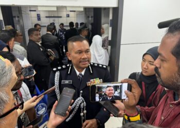 MOHD. Lazim ketika ditemui pemberita selepas hadir pada Majlis Serah-Terima Tugas di Ibu Pejabat Daerah Dang Wangi, hari ini