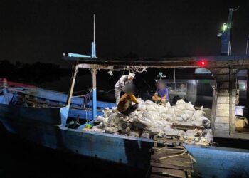 KAPAL kargo, nakhoda kapal dan kru bersama hasil rampasan ditahan Maritim Malaysia Pahang, seterusnya dibawa ke jeti Pos Maritim Teluk Gading untuk tindakan lanjut. FOTO: Ihsan Maritim Malaysia Pahang