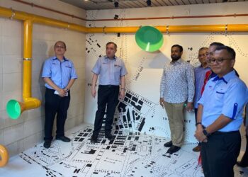 ANTHONY Loke Siew Fook (dua dari kiri) meninjau Terowong Pejalan Kaki Sungai Ujong yang menghubungkan Stesen KTMB Seremban dan Pusat Pengangkutan Terminal 1 Seremban yang telah dinaik taraf hari ini.-UTUSAN/NOR SHAFAWATI YUP.