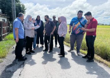 NAZRI Daud (empat dari kiri) berbincang bersama wakil KKDW yang turun padang bagi meninjau keadaan di Jalan Kampung Bunga Emas, Simpang Empat, Arau, Perlis, hari ini. -UTUSAN/ASYRAF MUHAMMAD