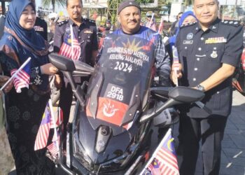 HALIM Hamid (tengah) semasa ditemui pemberita sebelum pelepasan konvoinya di dataran Masjid Al-Ismaili Pasir Pekan, Tumpat, Kelantan hari ini-UTUSAN/ROHANA ISMAIL.