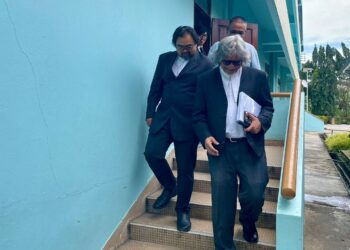 RAM Singh (kanan) bersama peguam bela mewakili Ebit Lew semasa menghadiri perbicaraan di Mahkamah Majistret Tenom, hari ini