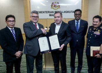 Anthony Loke (tiga dari kanan) ketika majlis pemberian kuasa kepada PUSPAKOM bagi menjalankan fungsi pemeriksaan kenderaan motor di negara ini di bawah mekanisme baharu.