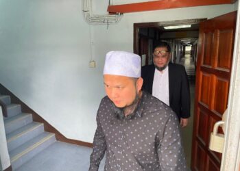 EBIT Lew semasa meninggalkan pekarangan Mahkamah Majistret Tenom, hari ini.