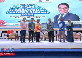 Mohamad Salmi Mohd Sohod (kanan) menyerahkan cenderamata kepada Mustapha Sakmud sempena Majlis perasmian ESG Global Young Leaders Summit 2024 berlangsung di Dewan Sultan Mizan UMT baru-baru ini
