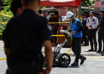 ALAT pengesan Ground Penetrating Radar (GPR) atau radar menembusi tanah digunakan pada hari keenam untuk mengesan wanita warga India yang masih hilang dalam insiden tanah jerlus di Jalan Masjid India di sini.-IQBAL ROSLY