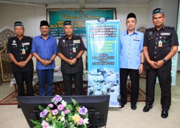 ABDUL Aziz Abdul Razak (tiga kiri) semas merasmikan Pelancaran Program Marathon Huffaz Sesi 3/2024 & Dialog Prestasi Pelajar Bersama Keluarga di PPA Machang, Kelantan-UTUSAN/KAMARUL BISMI KAMARUZAMAN.