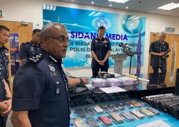 RAMLI Mohamed Yoosuf (kiri) menunjukkan barang rampasan ‘phone scam’ pada sidang akhbar di Menara KPJ, di sini hari ini.