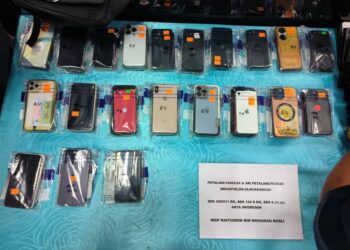 TELEFON yang dirampas daripada serbuan sindiket kripto.