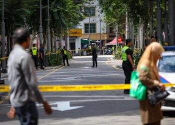 LALUAN di sepanjang Masjid India di Kuala Lumpur ditutup dengan garisan kuning polis atas faktor keselamatan.