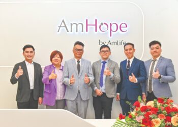 LEW Mun Yee (tiga dari kiri) dan Khoo Ching Soong bersama tetamu
pada Majlis Pelancaran Pusat Pemulihan dan Regeneratif, AmHope
baru-baru ini.
