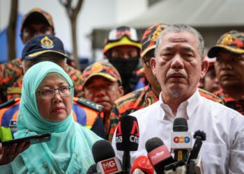 HARIS Fadillah bercakap dalam sidang akhbar di lokasi kejadian tanah jerlus Jalan Masjid India, di sini, hari ini.