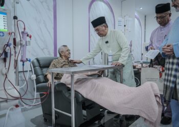 MOHD Na’im Mokhtar beramah mesra bersama pesakit selepas Majlis Perasmian Pusat Hemodialisis MAIWP Picoms Cawangan Putrajaya & Cawangan Labuan. - UTUSAN/FAIZ ALIF ZUBIR