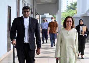 Na'imah Abdul Khalid hadir di Mahkamah Sesyen Kuala Lumpur bagi sebutan suaminya Daim Zainuddin atas pertuduhan gagal mengisytiharkan harta. UTUSAN/SYAKIR RADIN