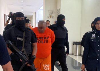 SUSPEK yang direman tujuh hari bermula Rabu lalu disyaki membunuh tiga keluarganya akan dituduh di Mahkamah Majistret Muar esok.