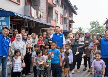ABANG Susu (tengah) ketika mengadakan program CSR bersama kanak-kanak di sebuah negeri baru-baru ini.