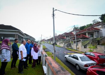 Aiman Athirah (depan) mengadakan  lawatan tapak TFST ke projek perumahan swasta terbengkalai di Taman Desa Anjung Putra, Sepang, Selangor.-
