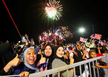 ORANG ramai yang menghadiri sambutan Ambang Merdeka di Bulatan Sultan Azlan Shah di Meru Raya,  Ipoh semalam. - UTUSAN/MUHAMAD NAZREEN SYAH MUSTHAFA