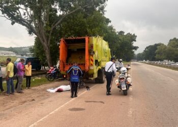 MUHAMAD Zaini Zackria meninggal dunia di lokasi kejadian selepas motosikalnya merempuh lori sampah yang rosak di Jalan Lencongan Timur berhampiran lampu isyarat Taman Cendana di Sungai Petani. -IHSAN POLIS