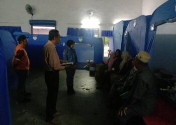 SEBAHAGIAN mangsa yang berlindung di PPS Kampung Sungai Pial akibat banjir kilat di Kampung Huma, Merbok di Sungai Petani.