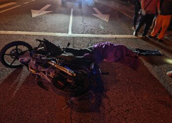 MANGSA disahkan meninggal dunia di lokasi kejadian selepas terlibat kemalangan di persimpangan lampu isyarat Paya Datuk, Alor Gajah, Melaka.