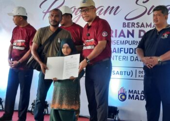 Saifuddin Nasution selepas merasmikan Program Sua Mesra bersama KDN di Dewan Koperasi Mukim Sidam Kanan, Kampung Guar Lobak, Padang Serai, semalam.