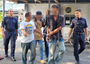 LELAKI (depan, kiri) yang direman tujuh hari oleh Mahkamah Majistret Gerik kerana didakwa mencabul cucu saudara dalam kejadian di Kenayat, Gerik beberapa bulan lalu. - UTUSAN