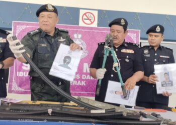 AZIZI Mat Aris (dua dari kiri) menunjukkan kabel dan peralatan yang dirampas dari kumpulan curi kabel dalam sidang akhbar di IPD Kerian di Bagan Serai hari ini. - UTUSAN/WAT KAMAL ABAS