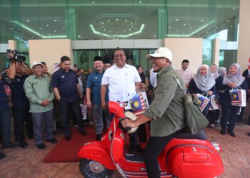 MUHAMMAD Sanusi Md. Nor menyerahkan Jalur Gemilang pada Majlis Pelancaran Kibar Jalur Gemilang dan Kembara Jiwa Merdeka di Wisma Darul Aman.