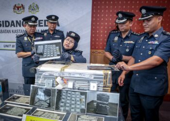 NORLELA Ismail menunjukkan barangan rampasan dadah selepas sidang akhbar di Bangunan Pentadbiran AMC, KLIA. – UTUSAN/FAIZ ALIF ZUBIR