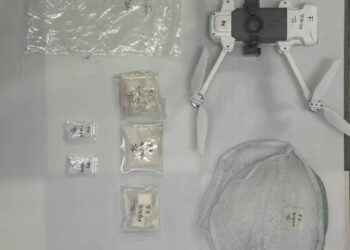 DRON yang ditemukan bersama dadah disyaki heroin dan methamphetamine di Penjara Tapah semalam. - UTUSAN/IHSAN PDRM PERAK
