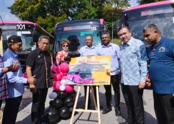 ANTHONY Loke Siew Fook (dua dari kanan) ketika melancarkan Program SBST di Seremban bagi Pakej B di Terminal Bas Kuala Klawang, Jelebu semalam. – UTUSAN/MOHD. SHAHJEHAN MAAMIN
