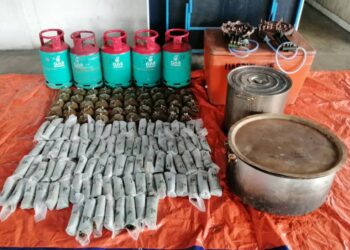 SEBAHAGIAN daripada daun dan air ketum serta peralatan memasak yang dirampas di Jalan Seberang Kastam, Kampung Pengkalan Nyireh, Besut, kelmarin. –  UTUSAN/WAN ZURATIKAH IFFAH WAN ZULKIFLI