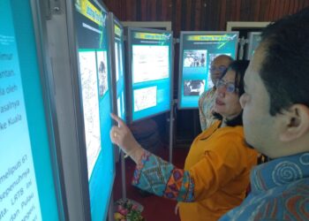 K. SARASWATHY melawat pameran berkenaan Lebuhraya Timur Barat (LRTB) sewaktu majlis Pengkisahan Sejarah LRTB di Gerik, hari ini. - UTUSAN/FADZIL ZAINOL