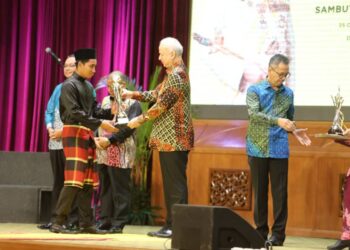 SULTAN Nazrin Muizzuddin Shah menyampaikan hadiah kepada johan Pidato Diraja Bahasa Melayu, Muhammad Qawiem Athif Yuzaidi dalam Program Menyemai Semangat Kesetiaan Kepada Raja dan Negara sempena sambutan Bulan Kemerdekaan 2024 di Ipoh, semalam. – UTUSAN